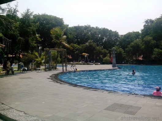 singgasana swimming pool
